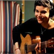 Guitarrista con experiencia docente da clases online y presencial de guitarra, bajo y ukelele para todas las edades. Metodología práctica y dinámica